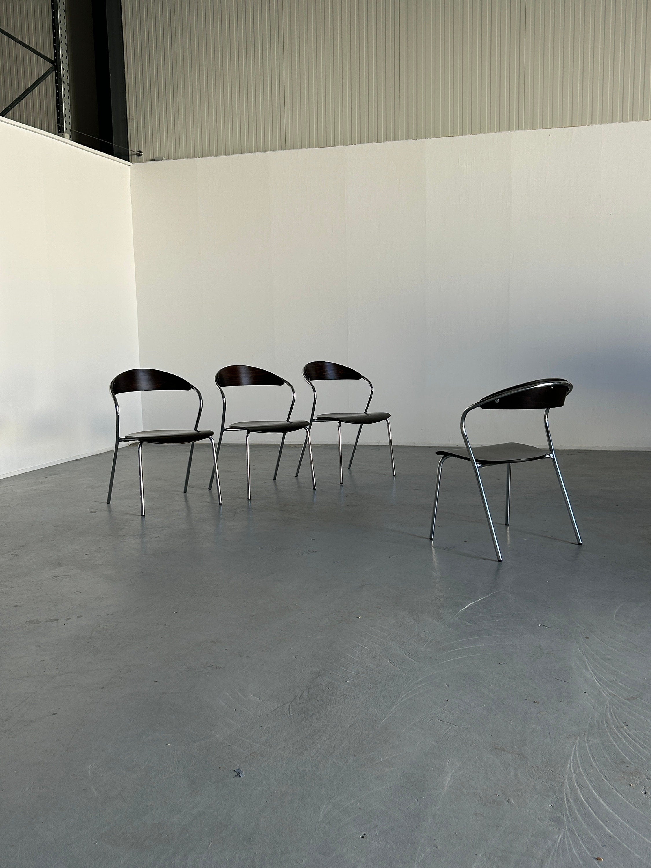 Set of 4 Vintage Italian Sculptural Memphis Design Postmodern Curved Stackable Dining Chairs in Bent Plywood and Chrome, 1980s Italy