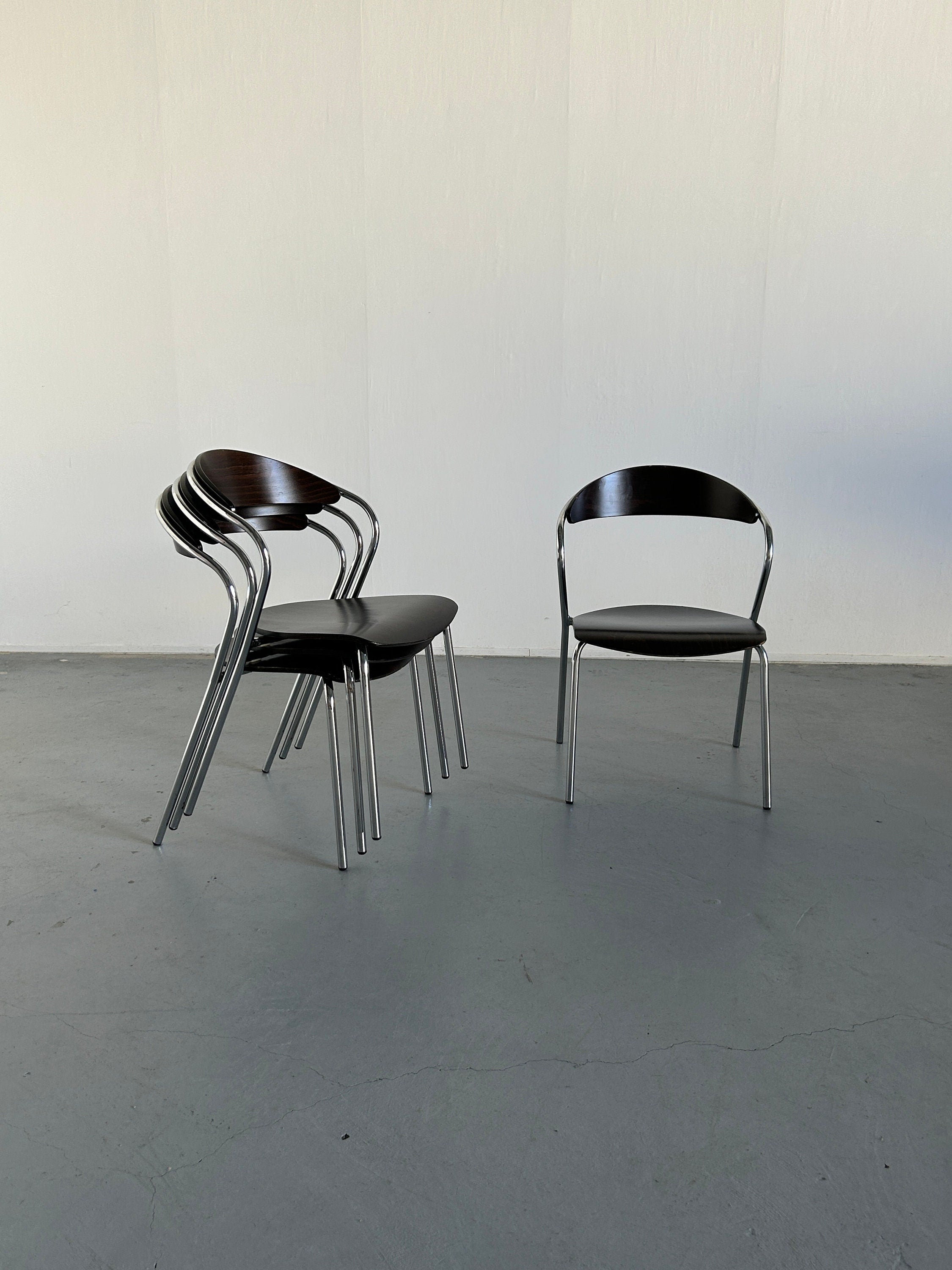 Set of 4 Vintage Italian Sculptural Memphis Design Postmodern Curved Stackable Dining Chairs in Bent Plywood and Chrome, 1980s Italy