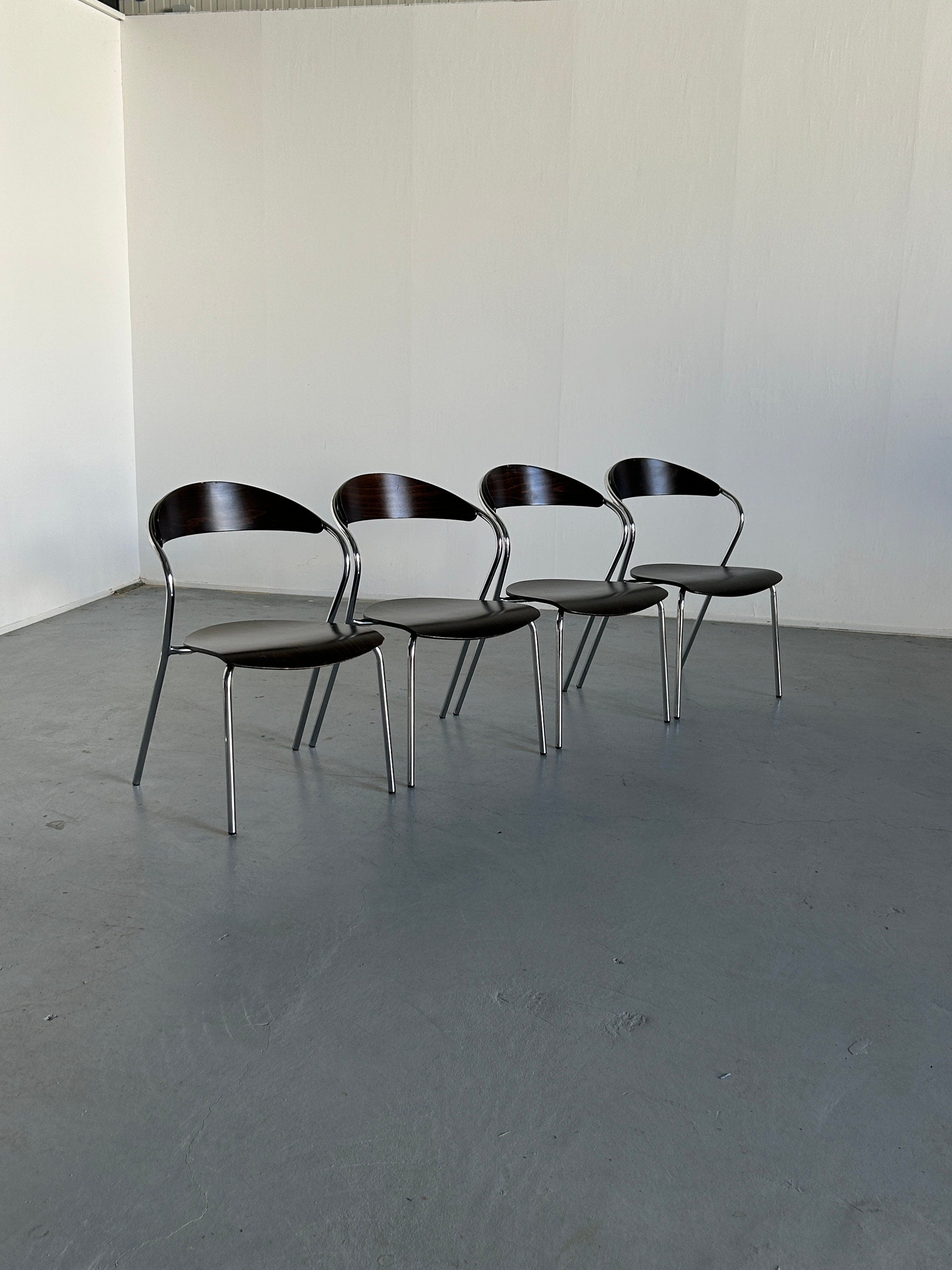 Set of 4 Vintage Italian Sculptural Memphis Design Postmodern Curved Stackable Dining Chairs in Bent Plywood and Chrome, 1980s Italy