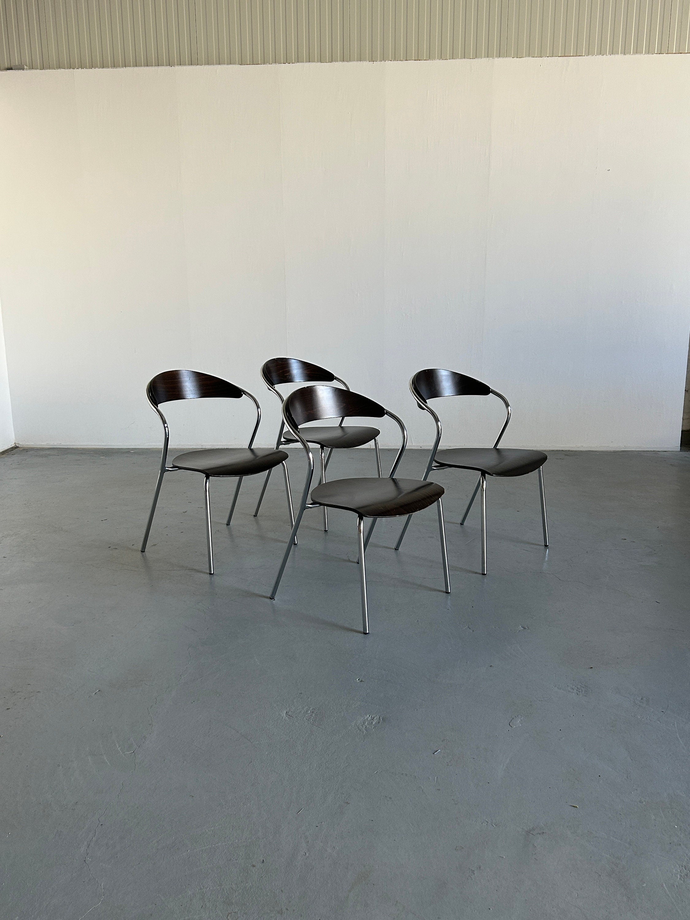 Set of 4 Vintage Italian Sculptural Memphis Design Postmodern Curved Stackable Dining Chairs in Bent Plywood and Chrome, 1980s Italy