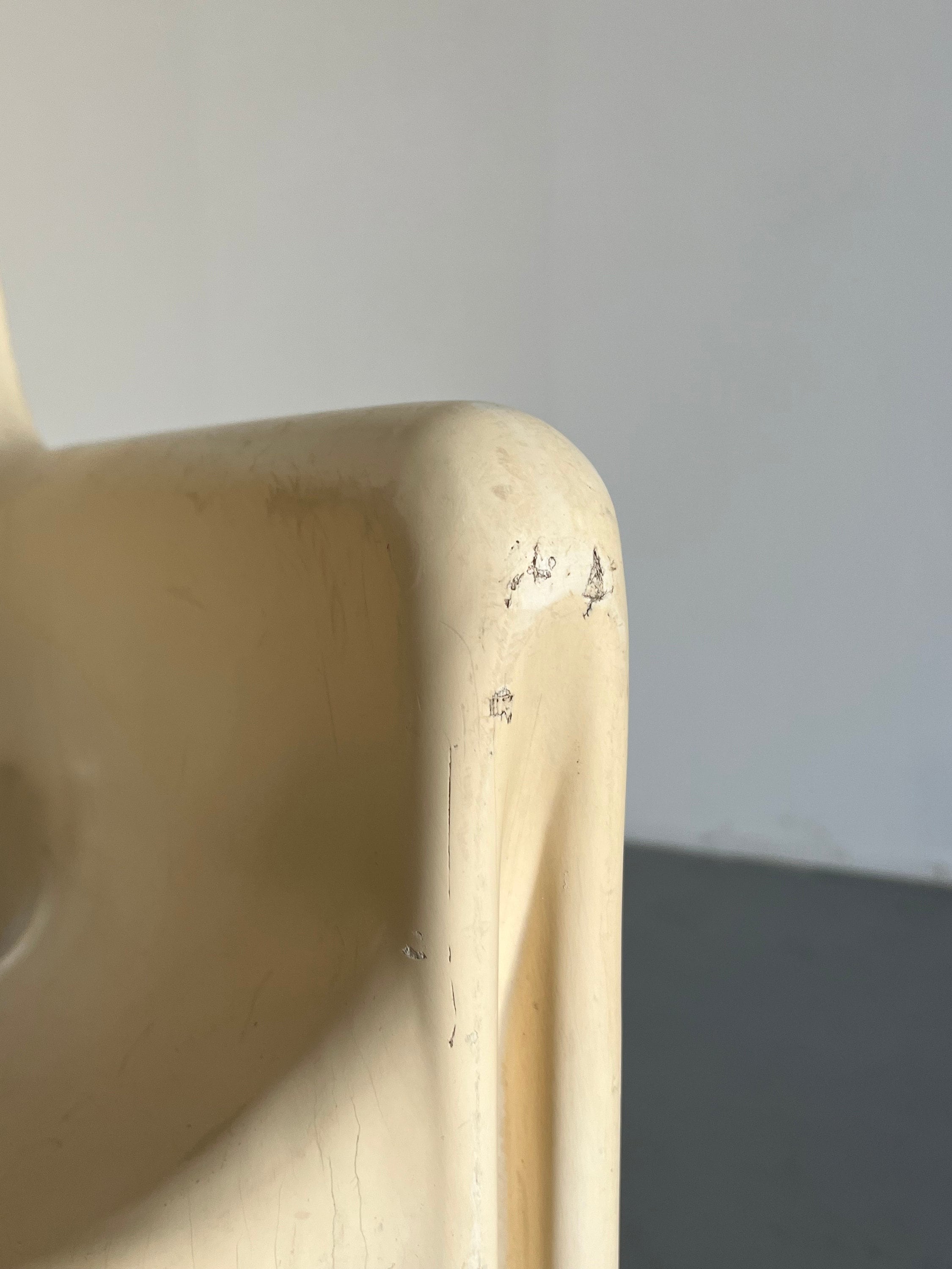 White Gaudi Chair by Vico Magistretti for Artemide, Early Model, 1970s