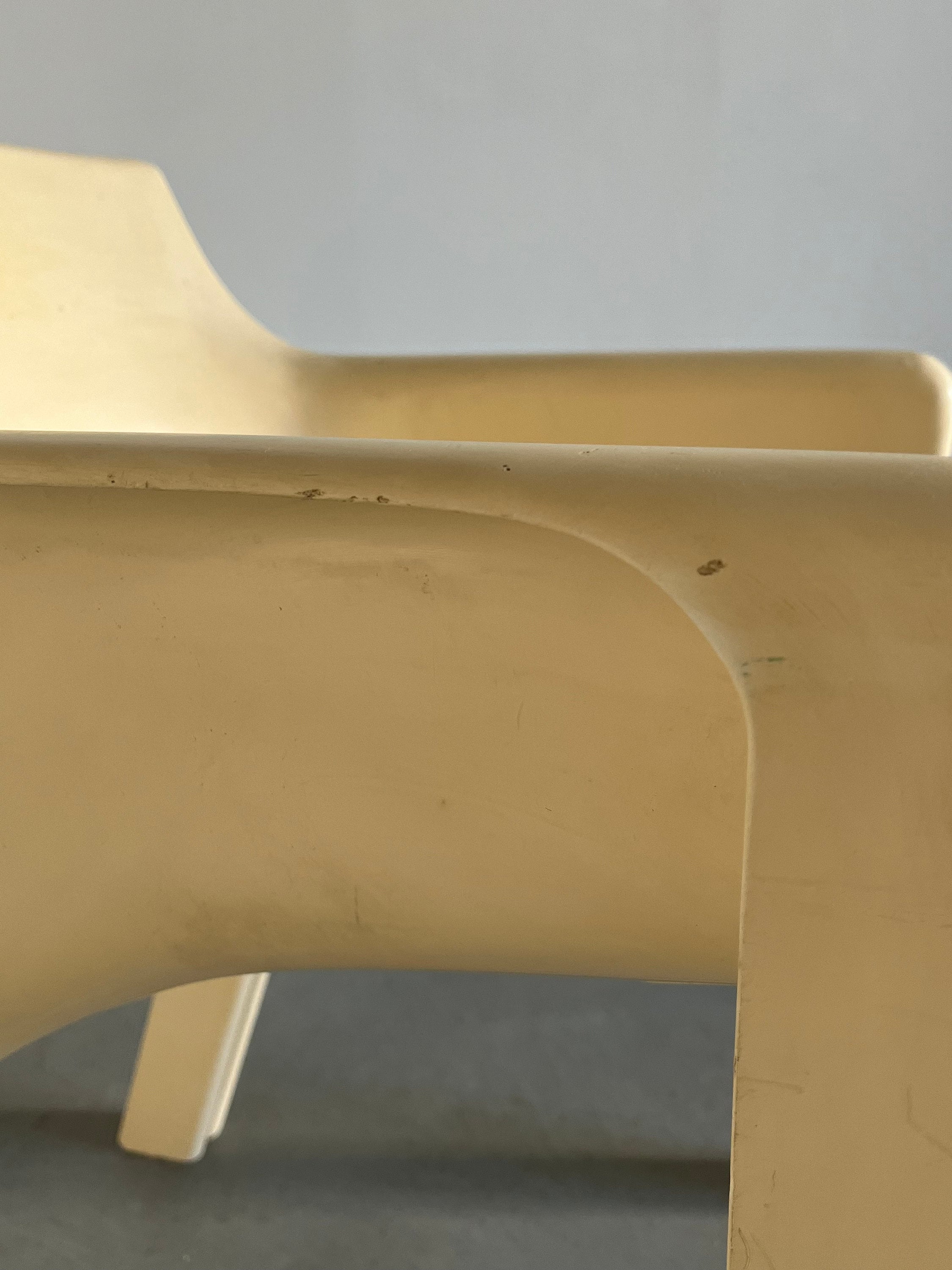 White Gaudi Chair by Vico Magistretti for Artemide, Early Model, 1970s