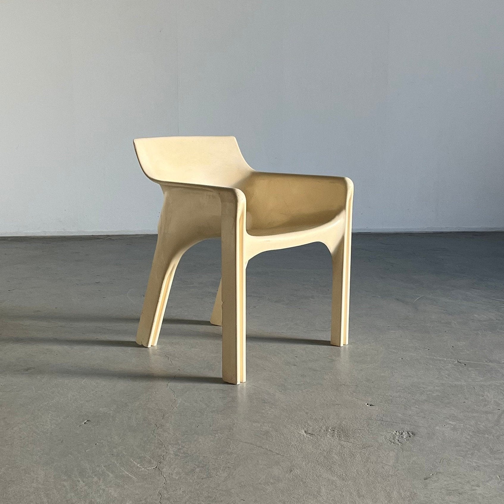 White Gaudi Chair by Vico Magistretti for Artemide, Early Model, 1970s