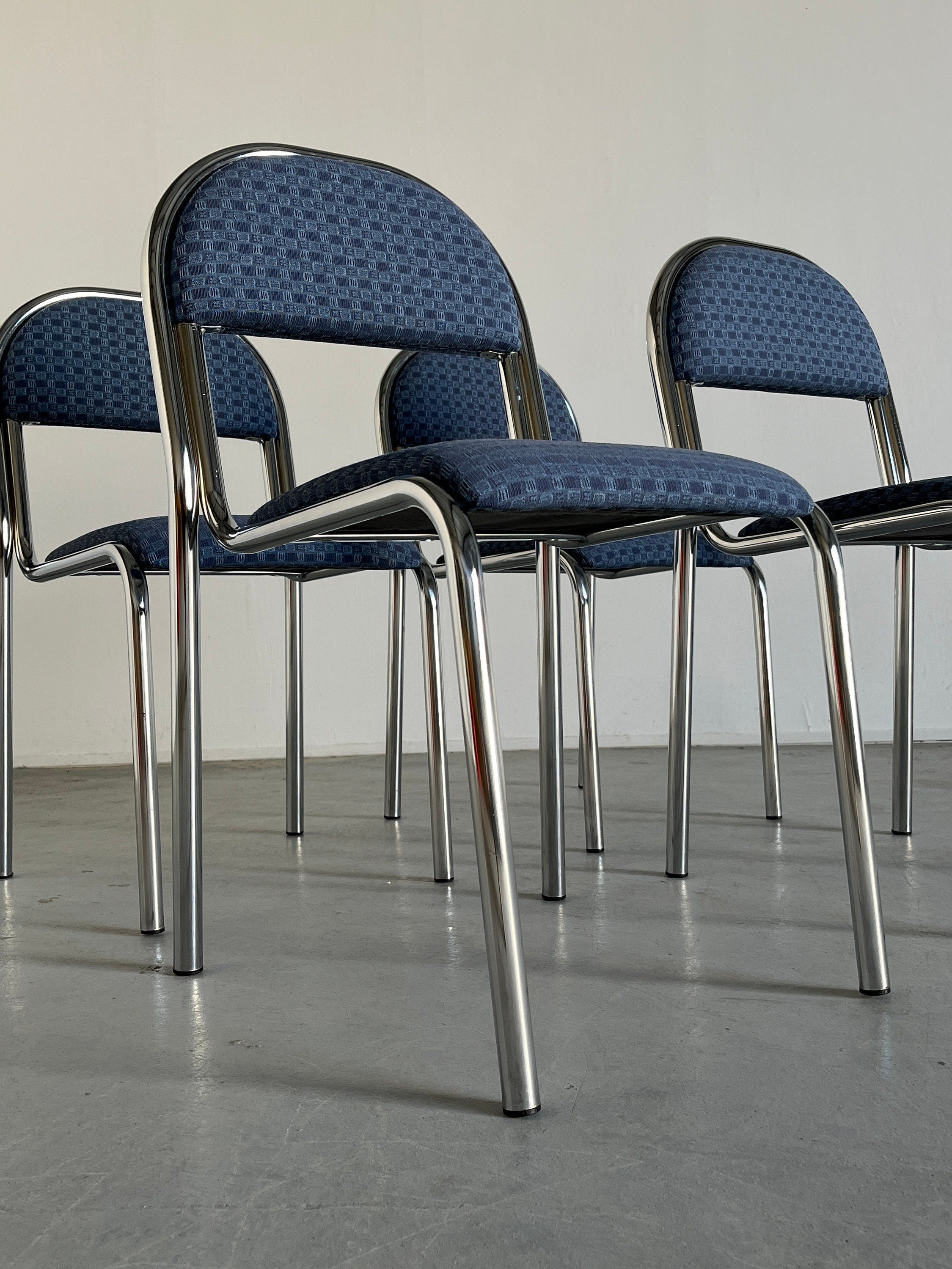 Set of 4 Vintage Italian Bauhaus Style Curved Chrome Tubular Steel Stackable Dining Chairs, 1980s Italy