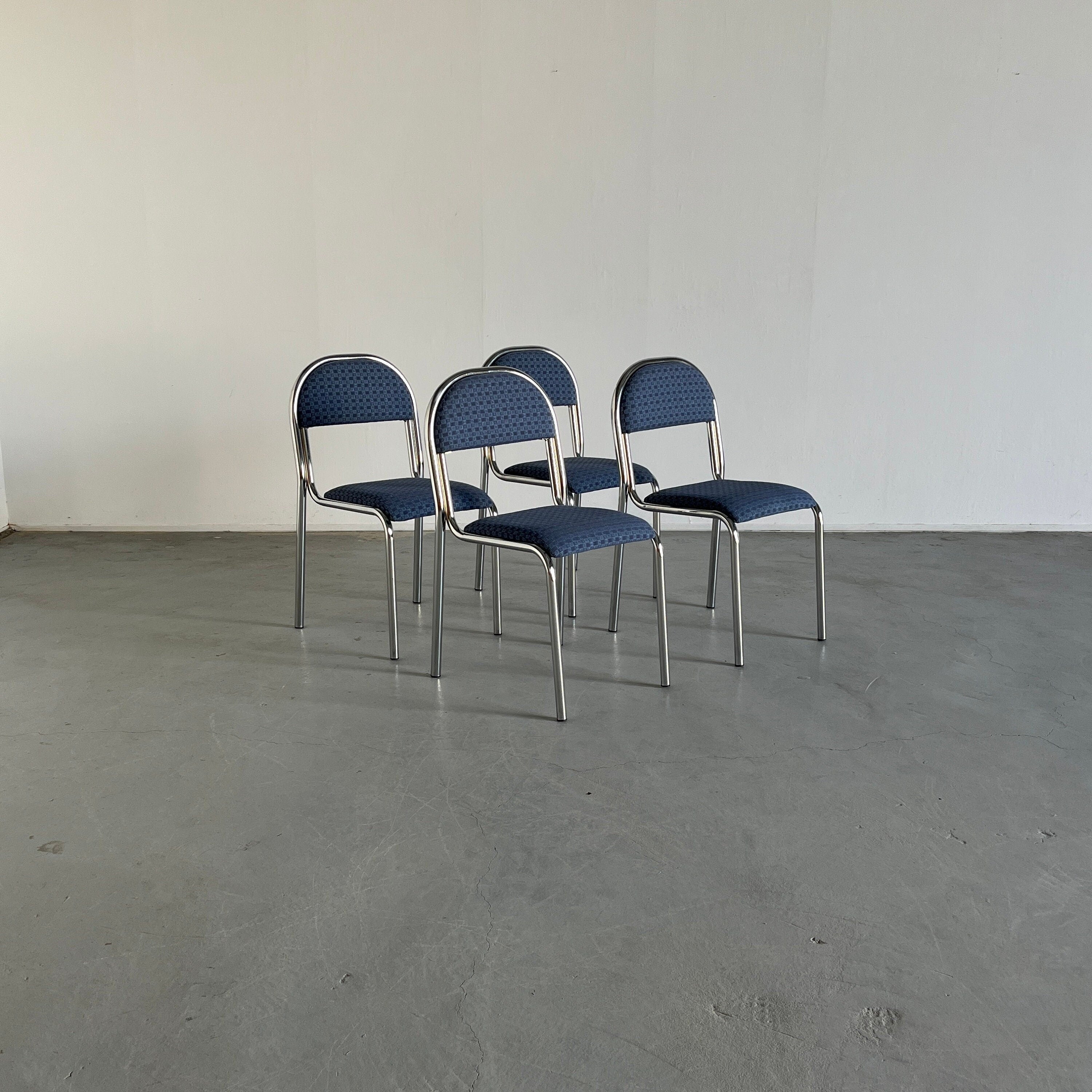 Set of 4 Vintage Italian Bauhaus Style Curved Chrome Tubular Steel Stackable Dining Chairs, 1980s Italy