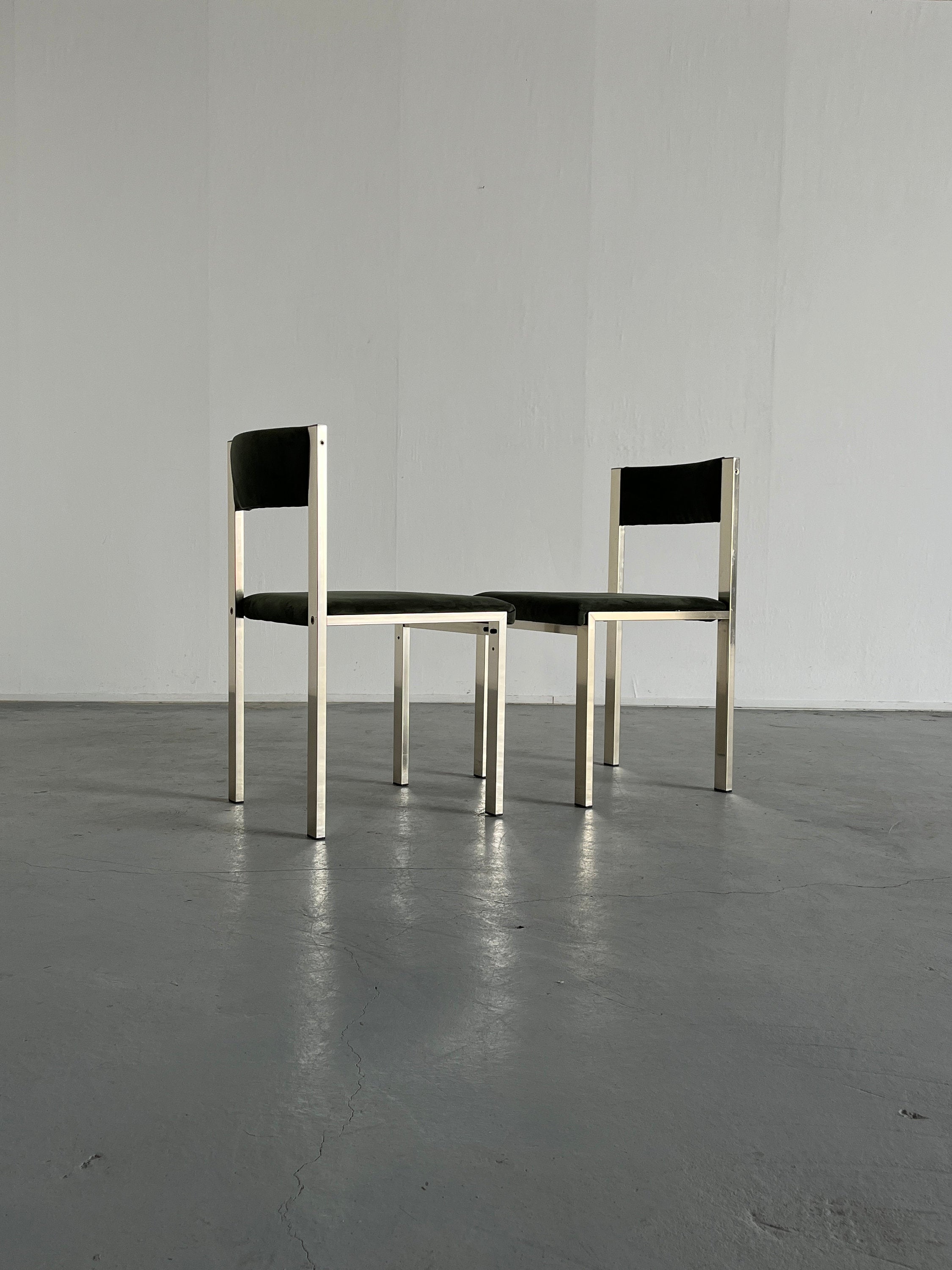 Italian Modernist Chairs in Chrome Metal and Green Velvet by Interoffice Italy, 1970s