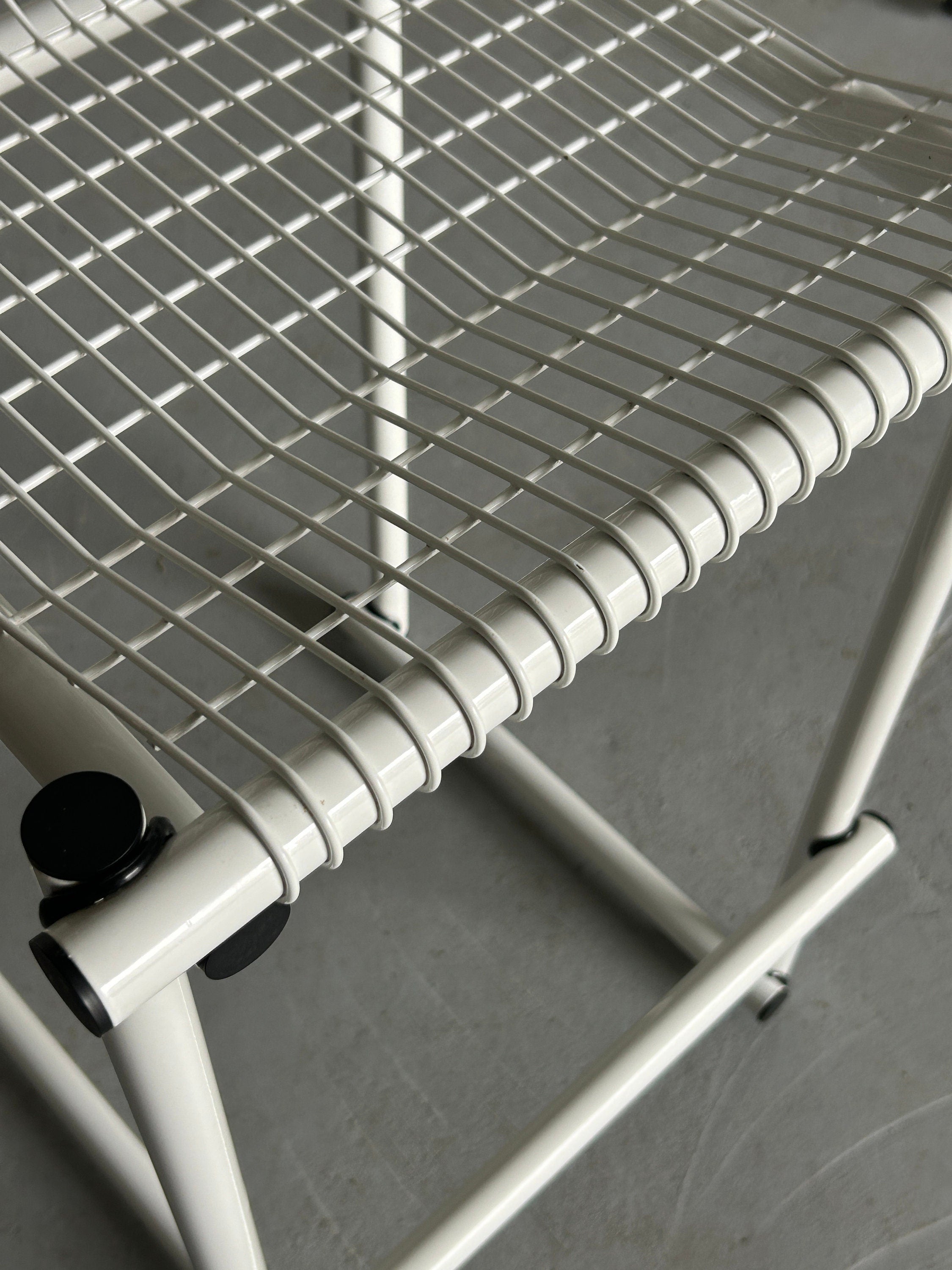 Pair of Vintage Constructivist Wire Bar Chairs in White Coated Metal, 1980s Italy
